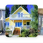 Upstairs Alki Beach Apartment - Seattle -Historic-1858