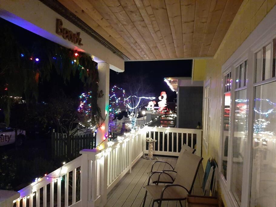 Guest house Upstairs Alki - -historic-1858 *