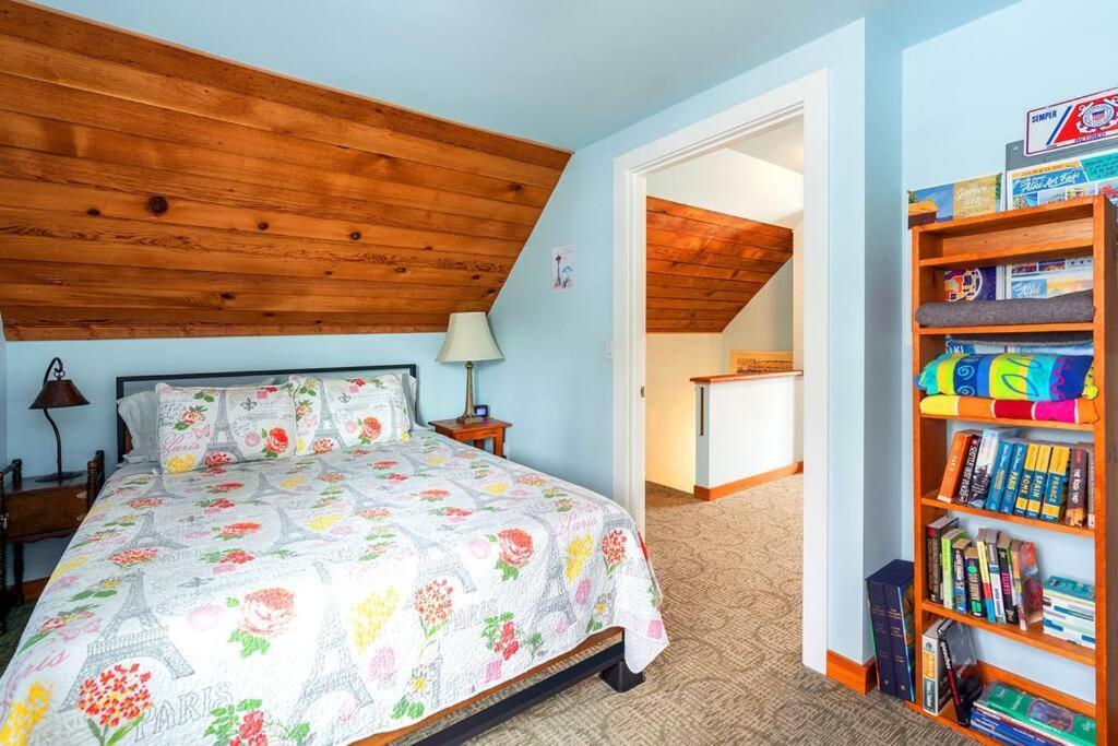 Upstairs Alki - -historic-1858 Guest house Seattle