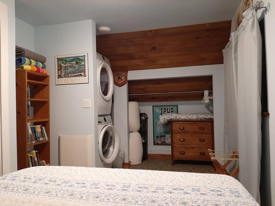Guest house Upstairs Alki - -historic-1858 *