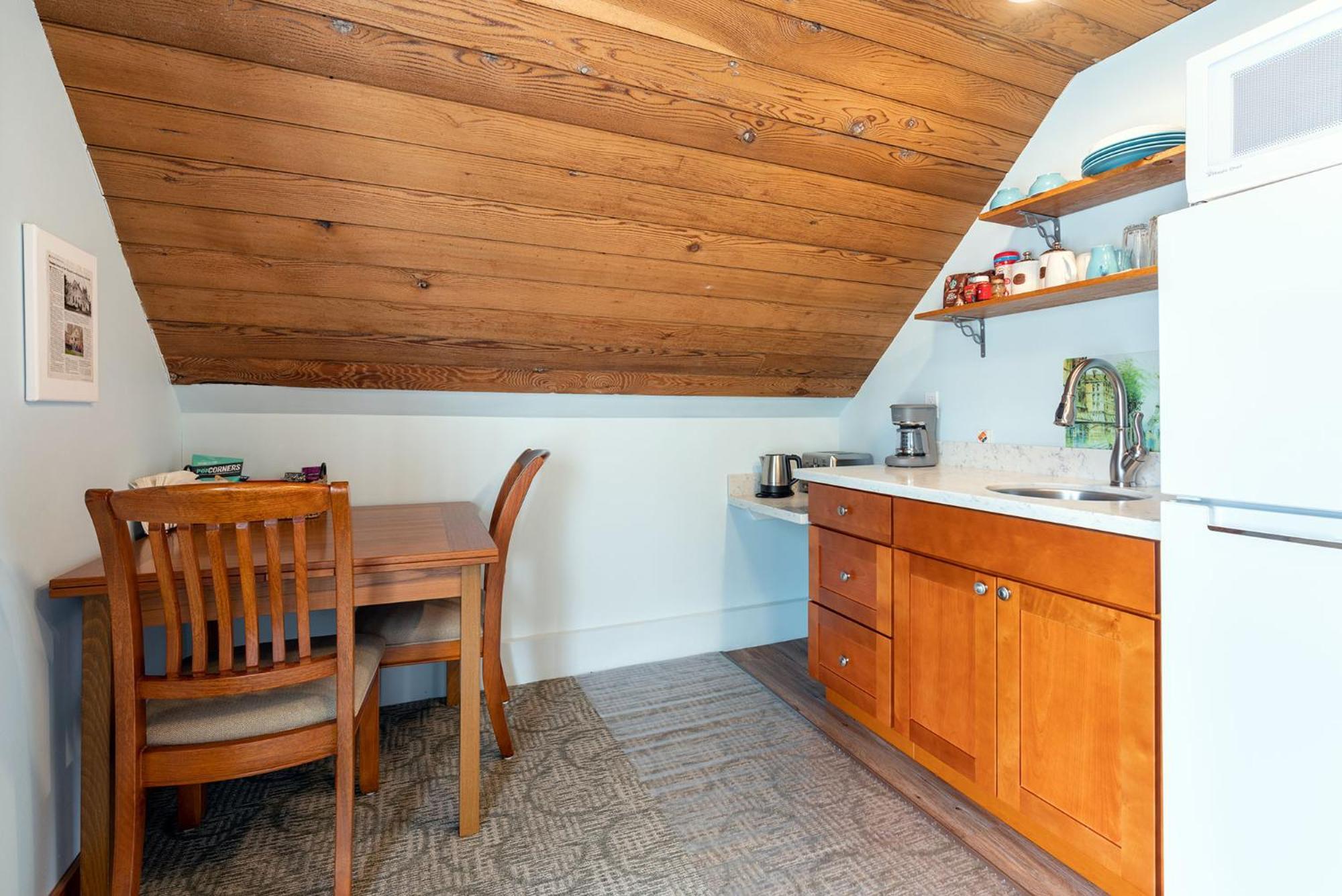 Guest house Upstairs Alki - -historic-1858 Seattle