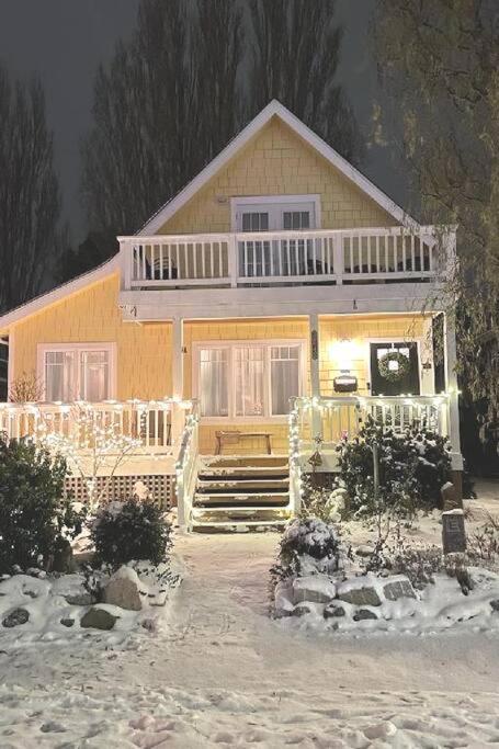 Guest house Upstairs Alki - -historic-1858 Seattle