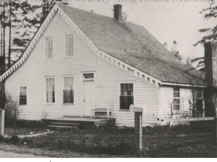 Guest house Upstairs Alki - -historic-1858
