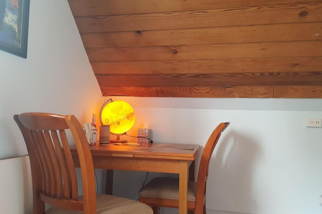 Upstairs Alki - -historic-1858 Guest house