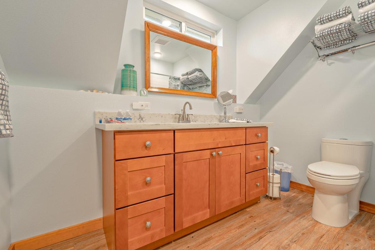 Guest house Upstairs Alki - -historic-1858 Seattle